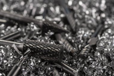 Metal talaşlarıyla ilgili CNC için katı hassas karpit değirmen araçlarının makro mühendisliği. Güzel odaklanmış arkaplan.