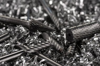 Metal talaşlarıyla ilgili CNC için katı hassas karpit değirmen araçlarının makro mühendisliği. Güzel odaklanmış arkaplan.