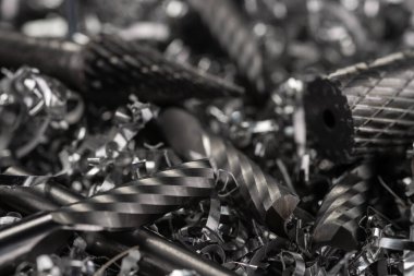 Metal talaşlarıyla ilgili CNC için katı hassas karpit değirmen araçlarının makro mühendisliği. Güzel, bulanık duvar kağıdı..