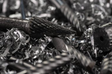 Metal talaşlarıyla ilgili CNC için katı hassas karpit değirmen araçlarının makro mühendisliği. Güzel, bulanık duvar kağıdı..