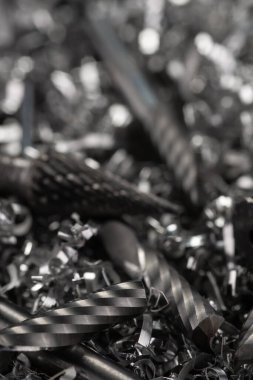 Metal talaşlarıyla ilgili CNC için katı hassas karpit değirmen araçlarının makro mühendisliği. Güzel odaklanmış arkaplan.