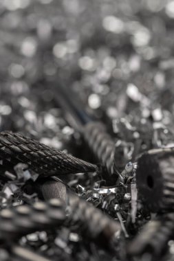 Metal talaşlarıyla ilgili CNC için katı hassas karpit değirmen araçlarının makro mühendisliği. Güzel odaklanmış arkaplan.