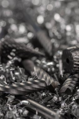 Metal talaşlarıyla ilgili CNC için katı hassas karpit değirmen araçlarının makro mühendisliği. Güzel odaklanmış arkaplan.