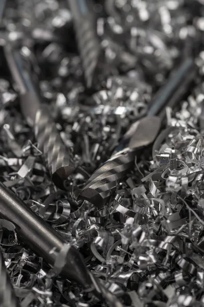 Metal talaşları CNC için katı ve hassas karpit değirmeni araçlarını kapatın. Güzel bulanık arkaplan.