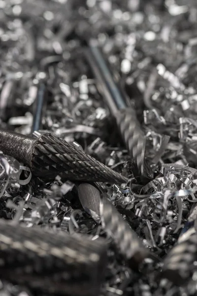 Metal talaşları üzerine CNC için katı ve hassas karpit değirmenleme araçları. Güzel bulanık arkaplan.