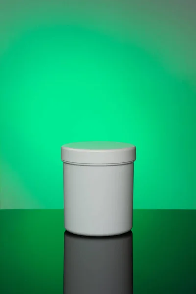 White Cosmetic Jar Mokup Reflection Green Background Spot Light Background — Stock Photo, Image