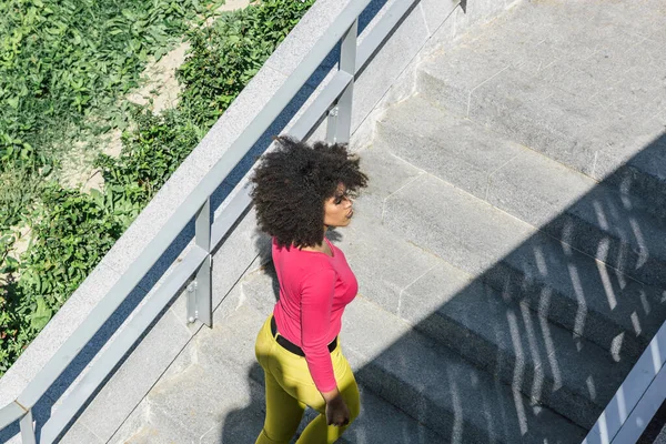 Африканська Американка Піднімається Сходах Вулиці Дуже Сонячний День Ліцензійні Стокові Фото