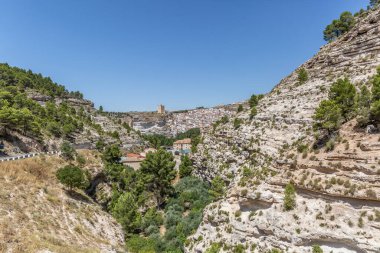 İspanya 'nın Alcala del Jucar kasabasının yanındaki vadi manzarası açık bir günde