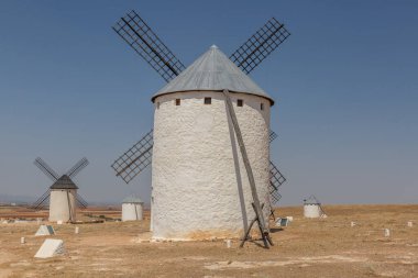 İspanya 'da güneşli bir yaz gününde büyük beyaz bir yel değirmeninin arka manzarası
