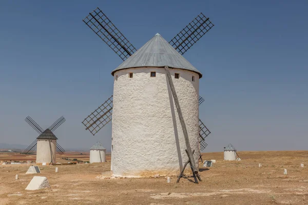 スペインの晴れた夏の日に大きな白い風車のバックビュー — ストック写真