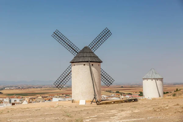カンポ クリッターナの最も優れた点は スペインのカスティーリャ マンチャ州のアイコンである風車です — ストック写真