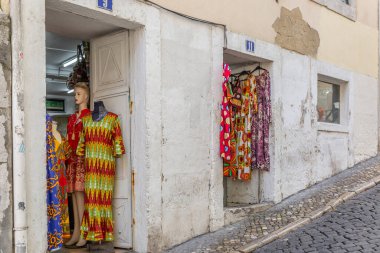 Lizbon 'un üst semtindeki eski kaldırımlı bir sokakta tipik bir dükkan.