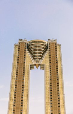 Benidorm, Alicante / İspanya - 11 Ağustos 2022: Intempo 'nun altından - İspanya' nın ünlü Benidorm şehrinde simgesel elmas şekilli bir bina