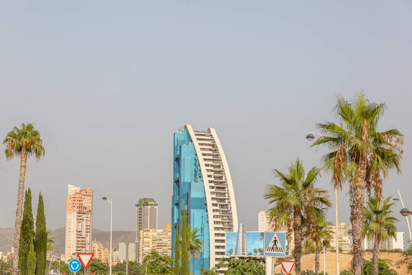 Город Бенидорм, оживленный прибрежный город на Коста-Бланке, туристическое направление на коротких берегах Средиземного моря, Испания