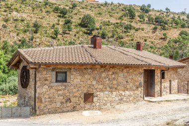 Yeşil, ekolojik ve sürdürülebilir bir alanın ortasındaki küçük bir kır evi.