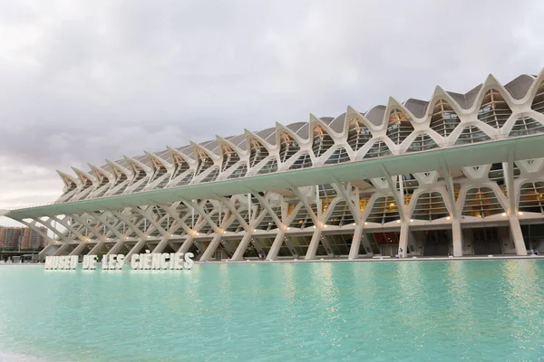 Gün batımı yürüyüşü. Sanat ve Bilim Şehri 'nde. Valencia İspanya. 08 08 2021, Avrupa