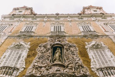 Dos Aguas Markizi 'nin sarayının cephesi Valensiya' nın tarihi merkezinde yer almaktadır.)