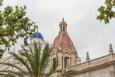 İspanya Valencia 'daki klasik binaların mavi ve kırmızı kubbesi
