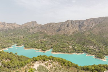 Guadalest Barajı. Muhteşem zümrüt yeşili rezervuar, yüzme, su sporları ve yürüyüş için ideal, İspanya