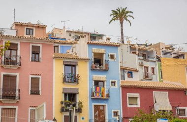 İspanya 'nın Valencian Community şehrinde bulunan Villajoyosa belediyesinin tipik evleri. İspanya