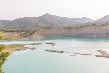 Yaz günlerinde çok su akmayan doğal su deposu.