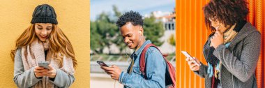 Sarışın bir kız, afro esmer bir kız ve afro esmer bir oğlan çok mutlu cep telefonlarına mesajlar yazıyorlar.