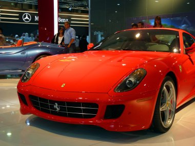 Ferrari lüks araba ekranda