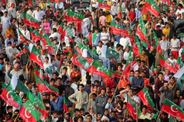 Siyasi parti bayrakları işçilerle