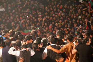Imran Khan teslim konuşma bir politik mitingde