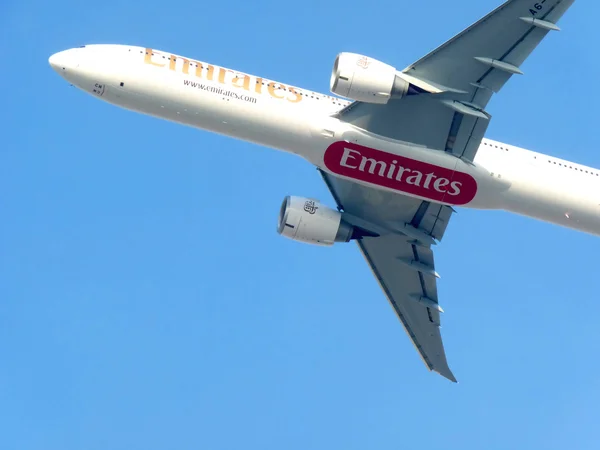 Emirates Boeing 777 aircraft flight demonstration — Stock Photo, Image