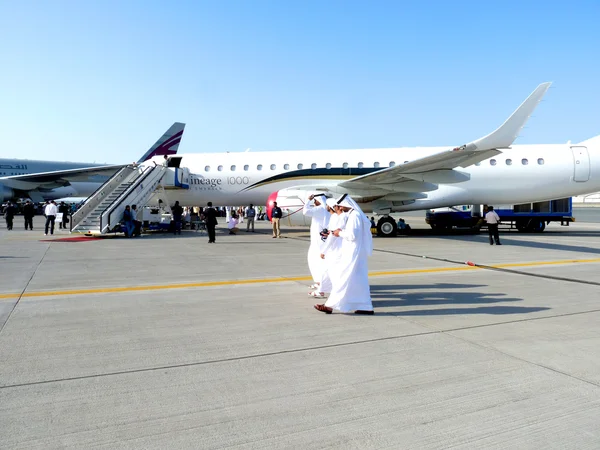 Местные туристы на авиасалоне в Дубае — стоковое фото