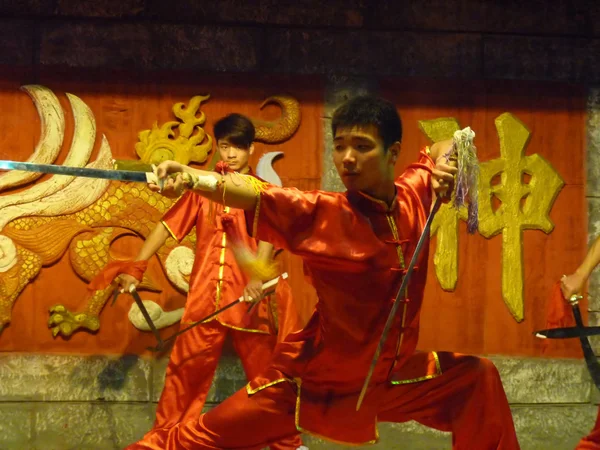 Artista marcial chinês se apresentando no palco — Fotografia de Stock