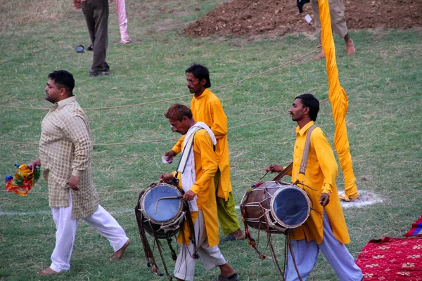 Grupo de música tradicional com bateria durante luta livre — Fotografia de Stock