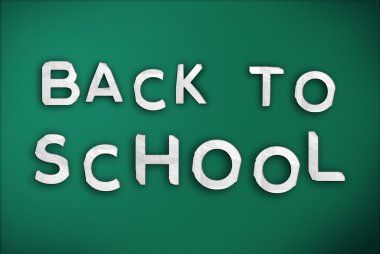 Yeşil tebeşir tahtası üzerinde okul metin geri