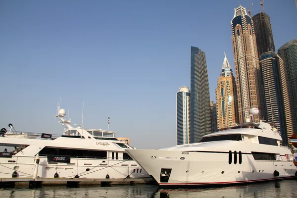 Yates de lujo en exhibición durante Dubai International Boat Show — Foto de Stock