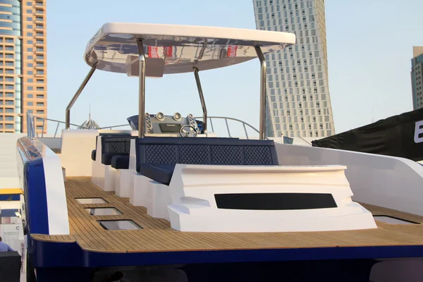 Barco de lujo en exhibición durante Dubai International Boat Show — Foto de Stock