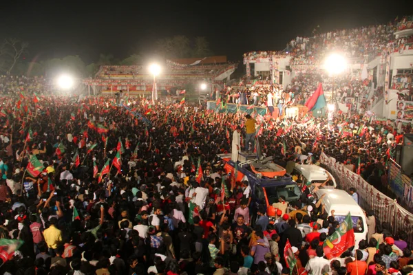 Une foule énorme est venue écouter le cricket devenu politicien Imran Khan — Photo