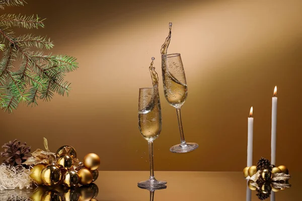 キャンドルやシャンパンとクリスマスツリーの下でクリスマスディナー — ストック写真