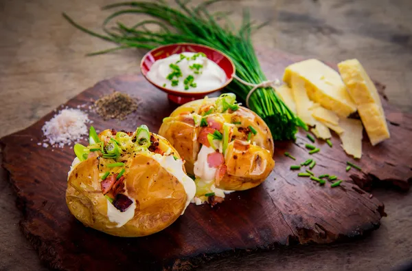 Patata al horno rústico con una variedad de ingredientes — Foto de Stock