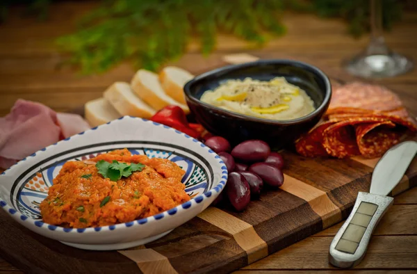 Piatto di ristorazione con antipasti e finger food — Foto Stock