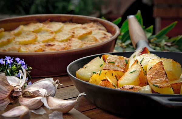 Geroosterde aardappel in een koekenpan — Stockfoto