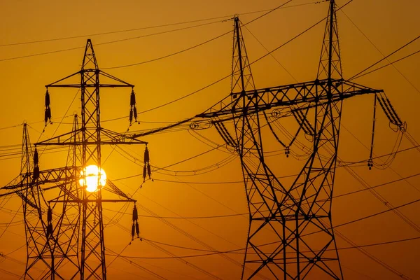 Torri Trasmissione Sul Cielo Del Tramonto — Foto Stock