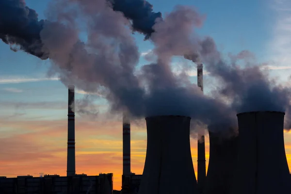 Coal Burning Powerplant Front Evening Sky — стоковое фото