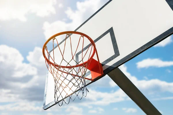 Bulutlar Ile Mavi Gökyüzü Altında Basketbol Çemberi — Stok fotoğraf