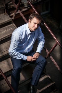 merdivenlerde oturan adam