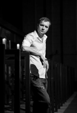 Geceleri sokakta poz tişörtlü adam