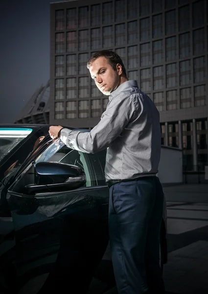 Mann steht nachts neben Auto — Stockfoto