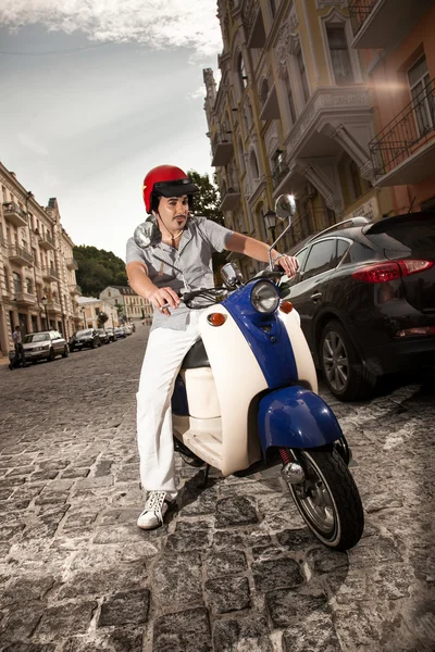 Hombre aparcamiento en scooter retro —  Fotos de Stock