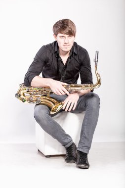 saksafon ile oturan müzisyen