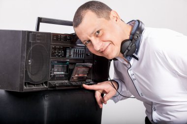 adam acil düğmesine retro müzik seti